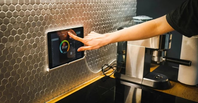 los 10 mejores gadgets para un hogar inteligente, termostato inteligente siendo activado
