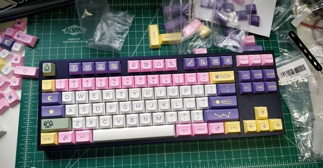Teclado mecánico sobre una mesa con diferentes teclas para reemplazar