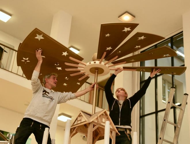 die Pyramiden-Flügel werden angebracht und justiert