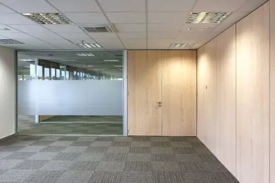 Mampara divisorias para oficinas con módulos en cristal laminar y otras con tableros de melamina color Arce