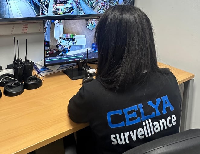 Femme surveillant les caméras de vidéosurveillance dans un mall au Maroc
