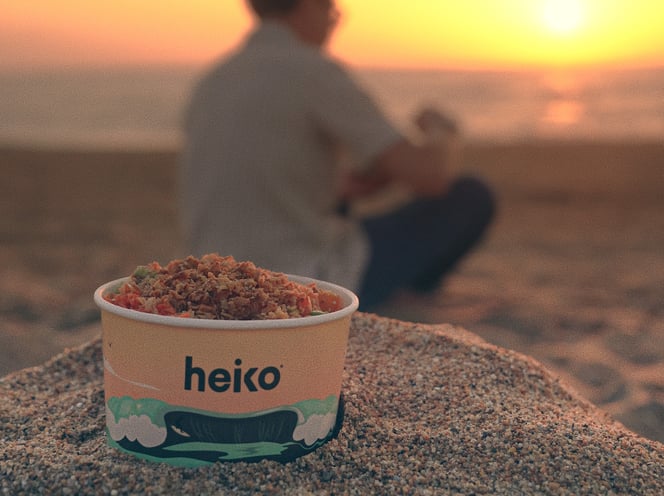 Un poke bowl devant un coucher de soleil