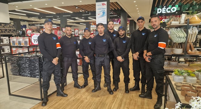 Agents de sécurité professionnels assurant la protection d’un mall