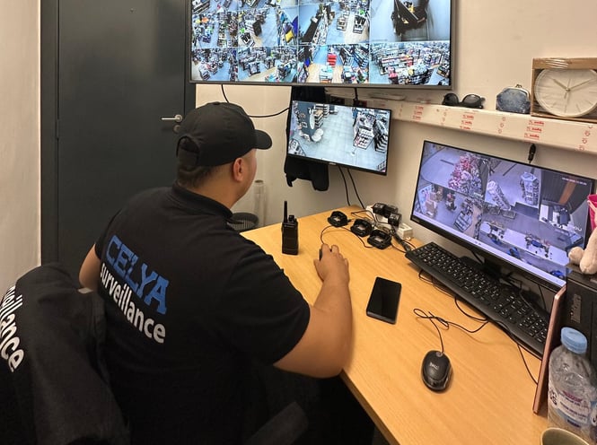 Un agent de sécurité surveille les caméras de surveillance