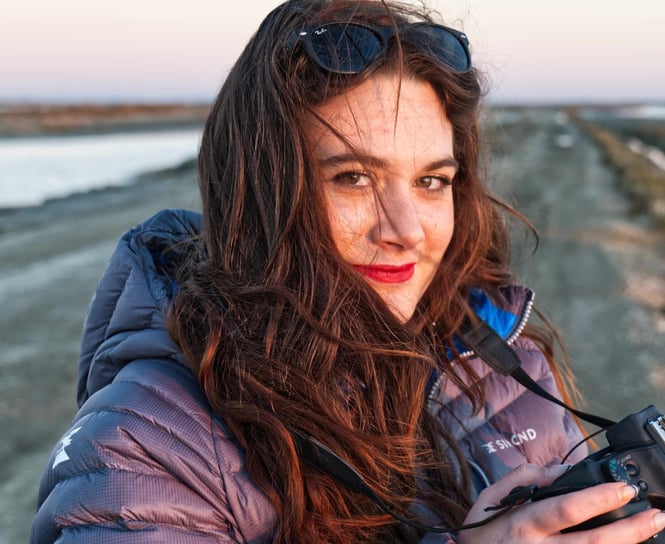 une femme photographie, illustratrice, graphiste, artiste numérique et animatrice 2D/3D à Grenoble