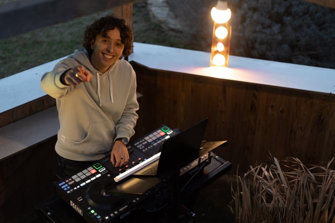 Tom Olympio, DJ professionnel, mixant sur ses platines en région PACA