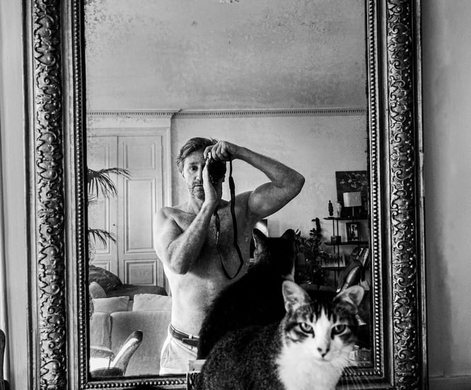 Le photographe Gigi Darkeauty avec un chat