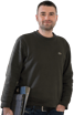 Ein Energieberater/Energieeffiziensexpert in einem schwarzen Hemd und Jeans, der ein Notizbuch hält.