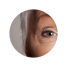 une femme avec un œil blanc et un eye-liner noir