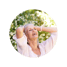 une femme avec une chemise blanche dans un jardin