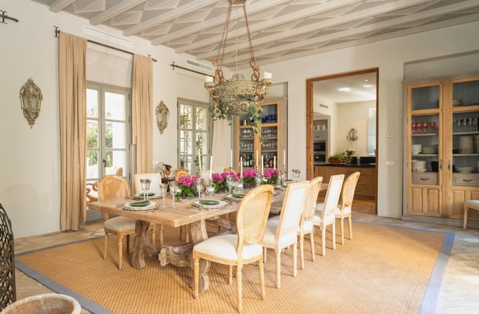 Classic dining room with chandelier at Finca Santa Katerina
