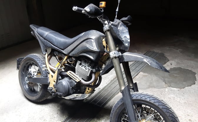"Decepticon"  Yamaha tt 600 carbon body, gold frame, oversized tires with 320 brake disk 