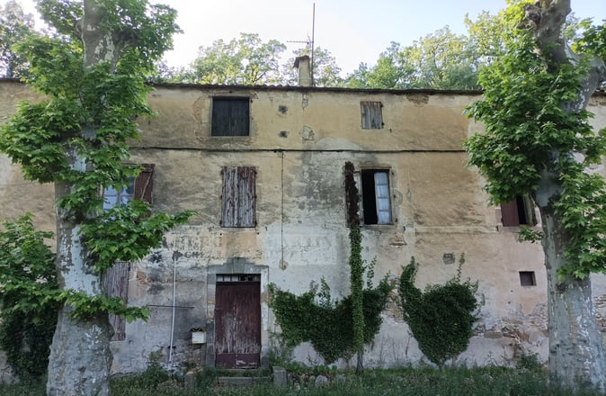 Auberge Martin (still legible above the main entrance.)