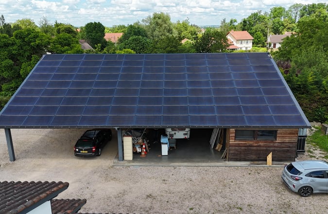 Panneaux photovoltaïques sur un toit de garage