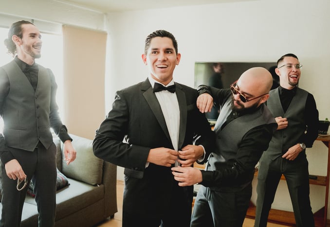 Sesion en getting ready groom Aldo Castaneda Bodas mejor fotografo en Guadalajara Mexico