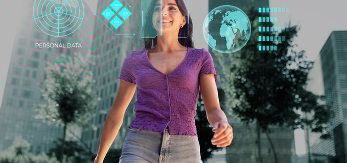 mulher andando cercada por tecnologia