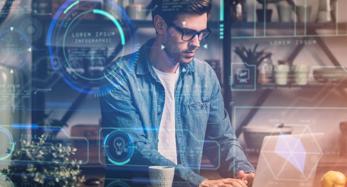 homem de óculos trabalhando com inteligência artificial