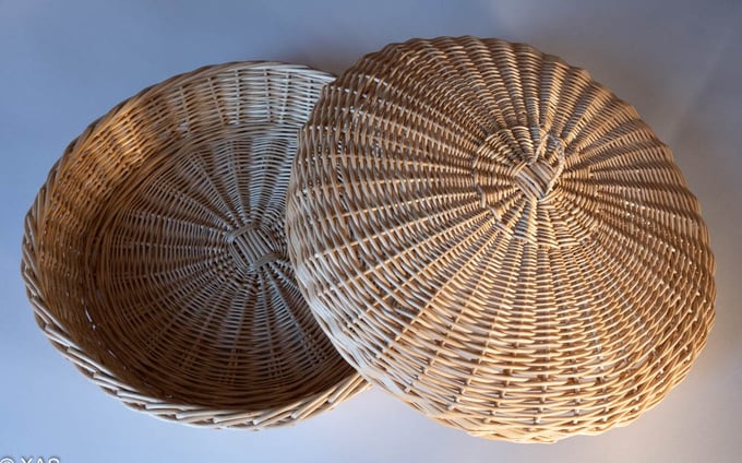 Plat de présentation et sa cloche en osier