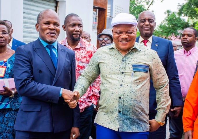 Poignée de mains Jean-Marc Kabund et Alain Bolodjwa