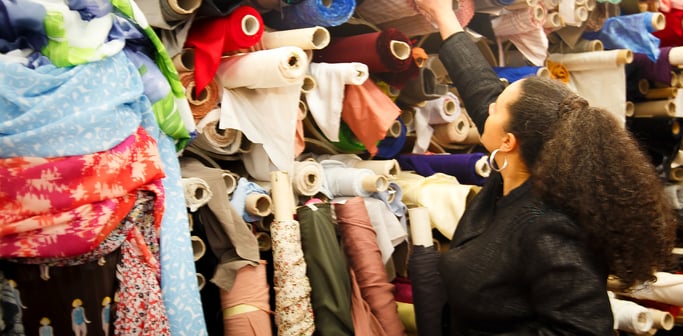 Aurélie Kalenda, créatrice de mode, sélectionne elle-même les tissus naturels pour ses créations