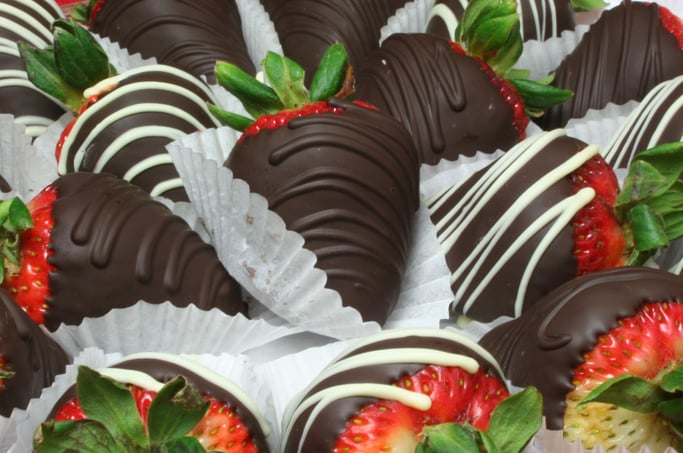 a tray of chocolate covered strawberries with chocolate covered strawberries