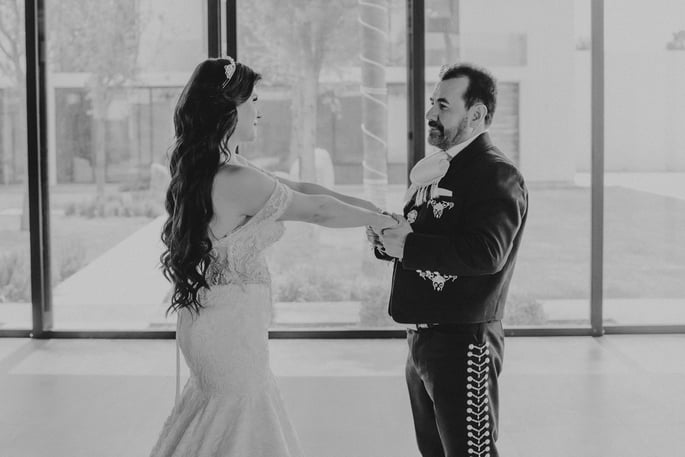 First look con papá - Novia frente a papá en el día de su boda - Mejor fotógrafo de bodas en GDL