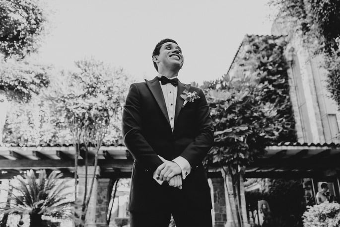 Como posar en arreglo del novio - Mejor fotógrafo de bodas en Guadalajara, México