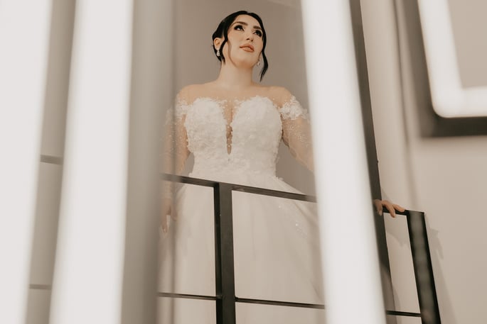 Novia mirando lamparas de su casa, posando - Mejor fotógrafo de bodas en Guadalajara, México