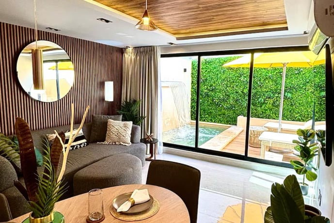 Diseño interior, sala abierta con vista a la alberca, aspecto tropical, vegetación, airbnb,