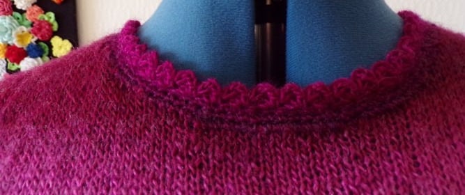 Finition au crochet sur le col d'un pull tricoté dans un fil mohair au couleurs dégradé bordeaux