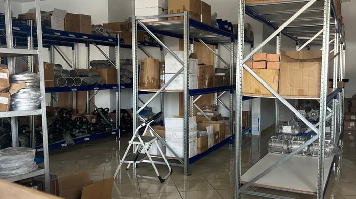 une pièce avec beaucoup d'étagères et des boîtes en carton