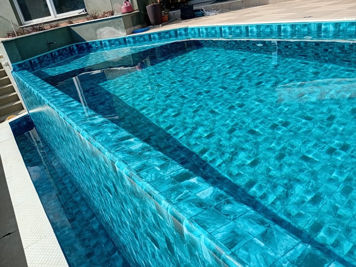 Piscina de vinil com borda infinita e estampa Eagle Green