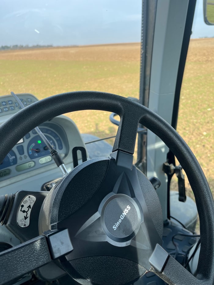Volant motorisé d'autoguidage installé dans la cabine d'un tracteur