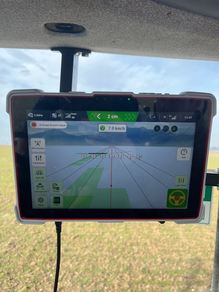 Écran de guidage AgriPilot affichant le suivi RTK à 2 cm