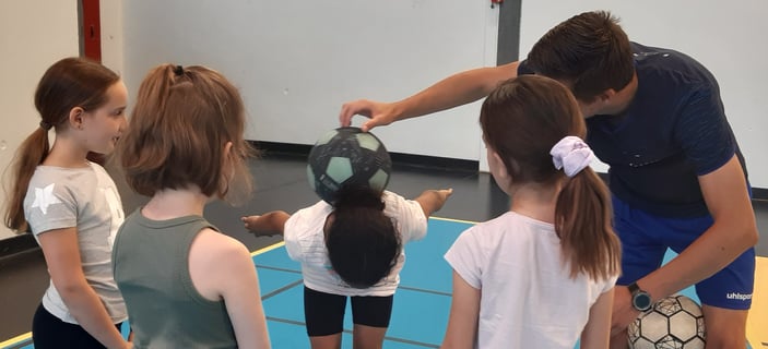 Initiation de freestyle football avec des enfants