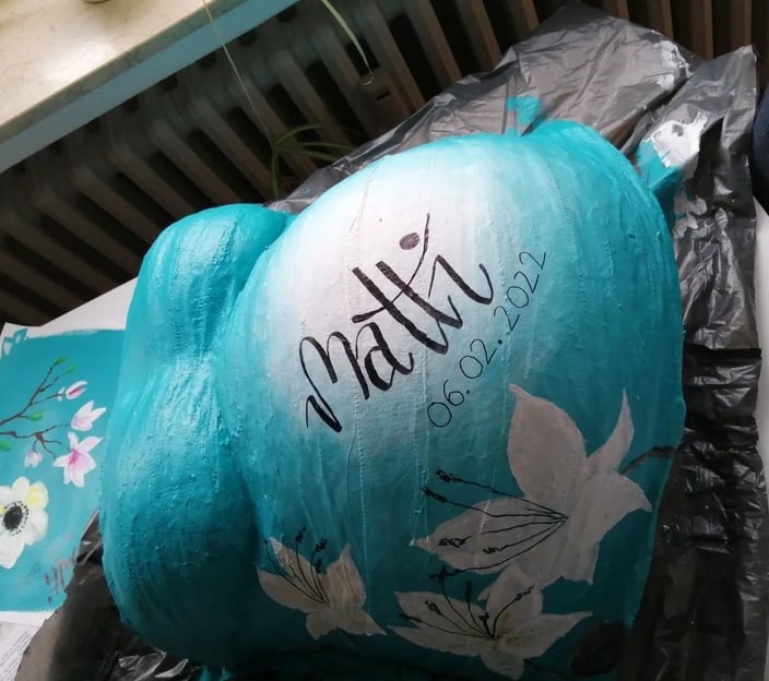 Gipsbauch bemalt mit blauer Acrylfarbe