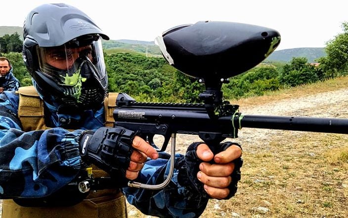 jogador de paintball que levou uma bola na mascara e outra no marcador