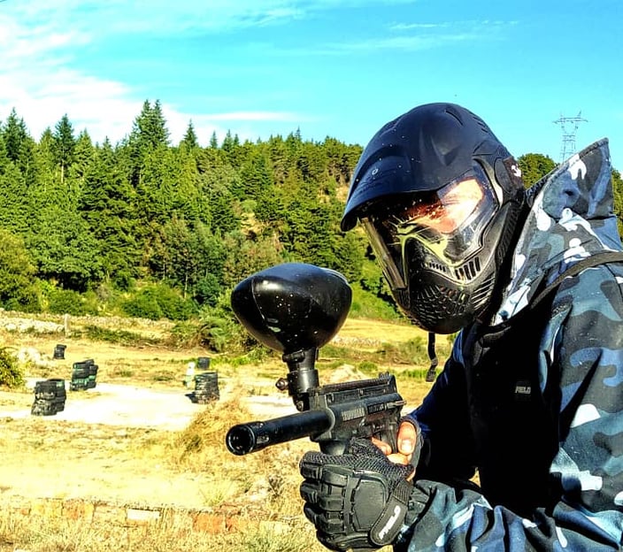 jogador de paintball no campo de Montalegre em grande pose artística