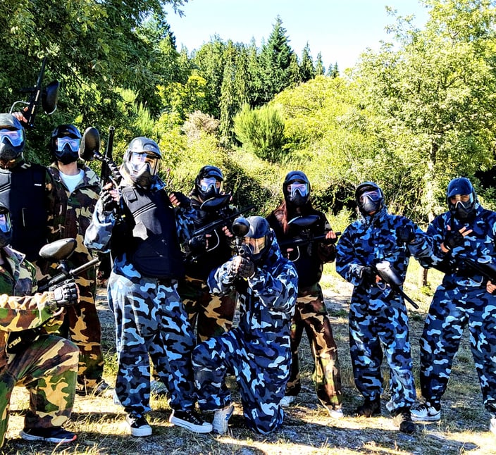 grupo de jogadores de paintball num aniversario fazendo pose para a camera