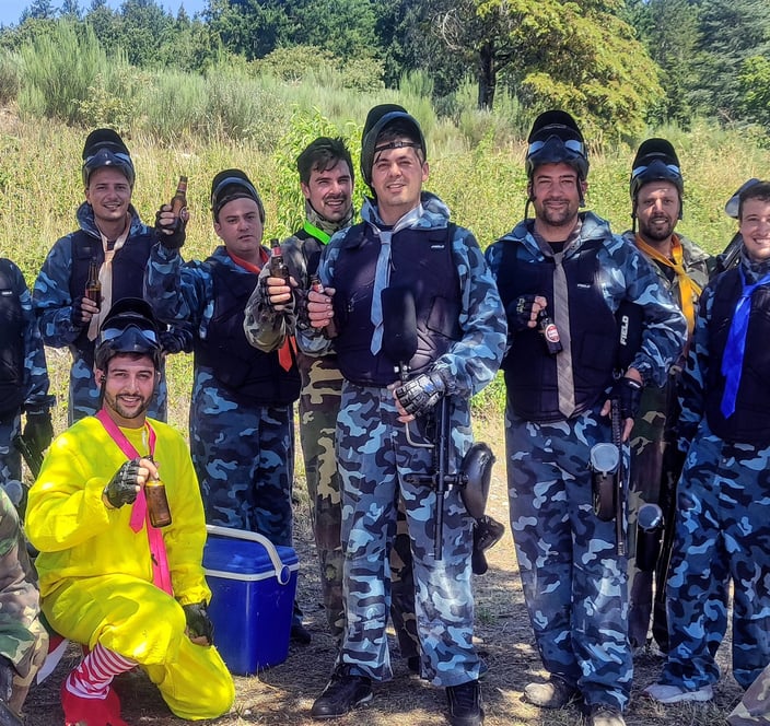 grupo de jogadores de paintball num convívio de despedida de solteiro