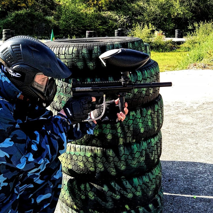 jogador de paintball no ceita field a abater um jogador