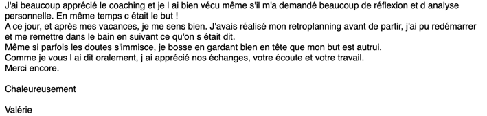 une lettre d'appréciation d'une femme en tailleur