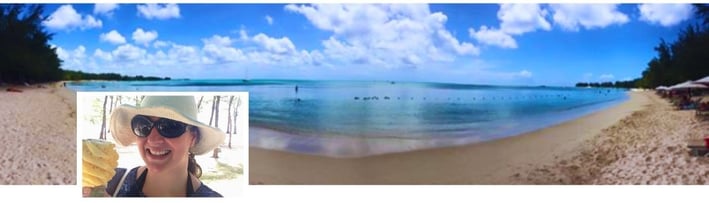 Foto da autora em praia nas ilhas Mauricio.