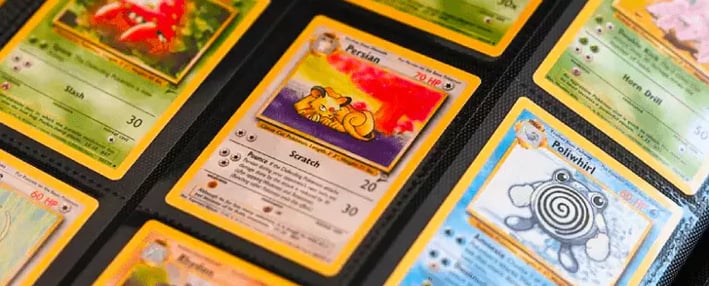 een verzameling pokemonkaarten in een map