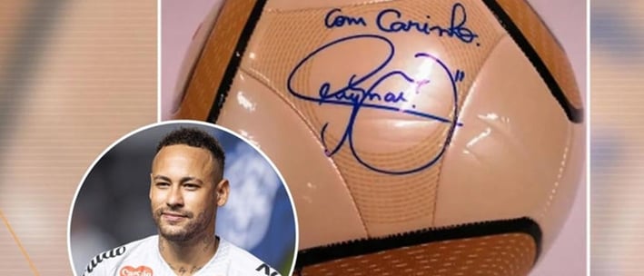 Bola autografado de Neymar