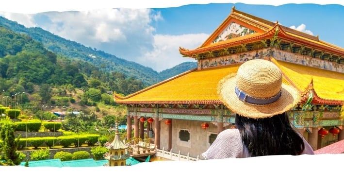 Foto da autora em templo em Penang.