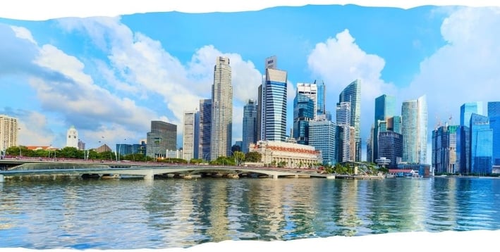 Singapura City Skyline vista do navio.