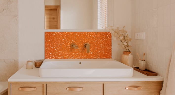 crédence salle de bain en Jesmonite effet terrazzo