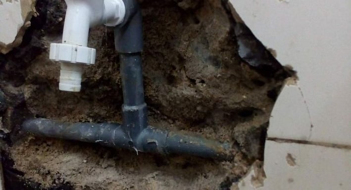 صنبور مياة وسيراميك مكسور معلم ديكور المدينة المنورة