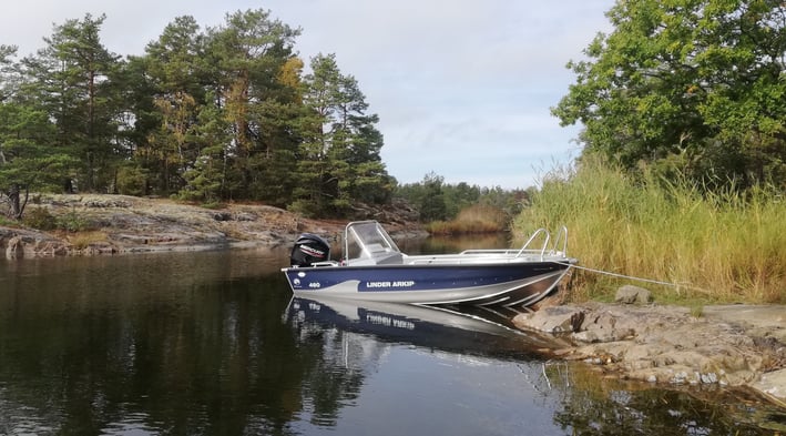 Det finns en fin båt för gäddfiske i Sverige med Fishing Escape Sweden. , det finns skog och vass.